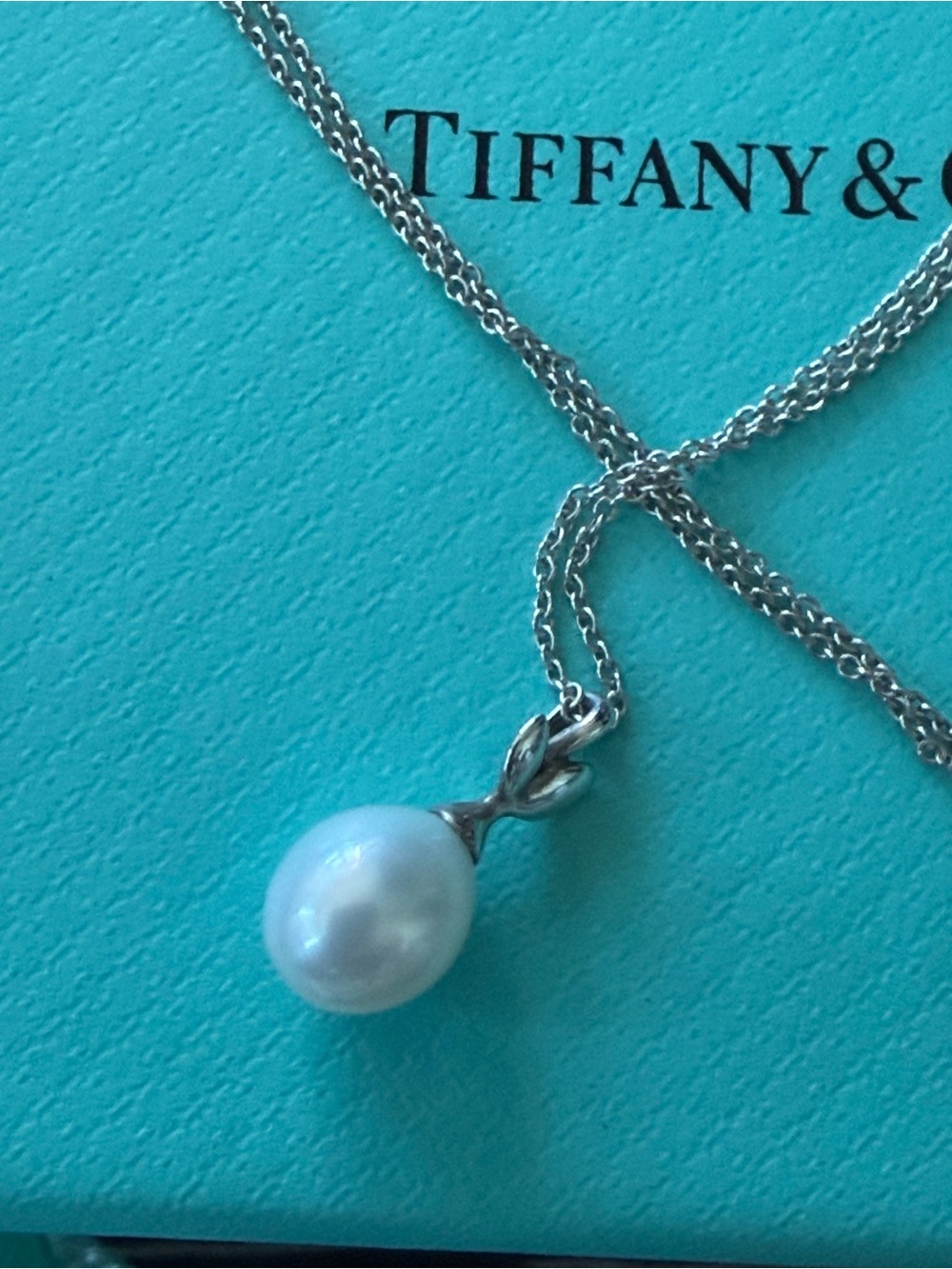 Tiffany & Co. Paloma Picasso Olive Leaf Pearl Pendant Necklace on 16” chain - Picture 3 of 6